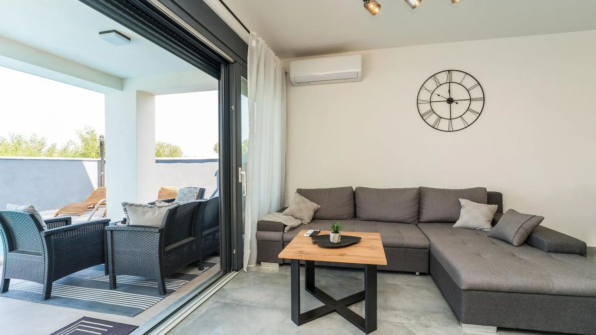 Villa Valy With Heated Pool Privlaka  Croatia